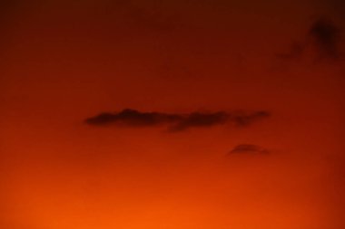 Alacakaranlıkta bulutlu gökyüzü