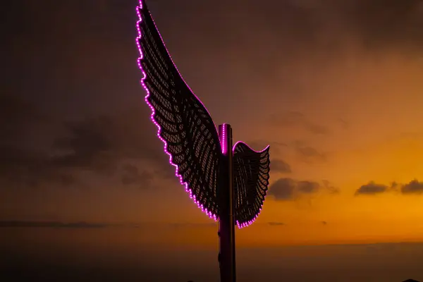 Neon ışıklı kanat anıtı, mataram şehrinin gökyüzü parkı.