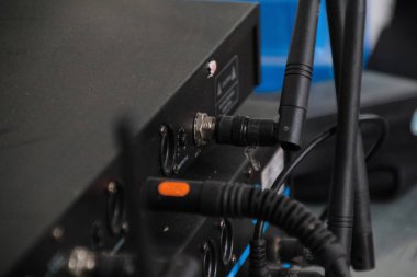 Bağlı olan ses karıştırıcı makinesinin arka görünümü.