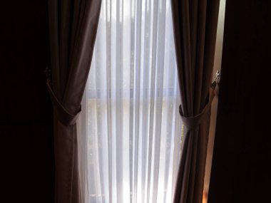 Perdelerin ardındaki hafiflik ve içindeki sıcaklık.