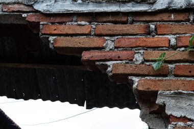 Eski tuğla duvarın dokusu çok kötü.