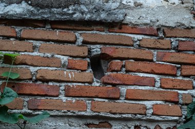 Eski tuğla duvarın dokusu çok kötü.