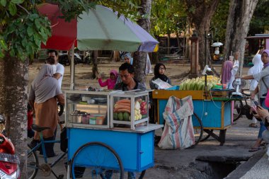 Udayana, Mataram, Lombok, Endonezya 'da Yerel Satıcıyla Günlük Yaşam Sahnesi - 24 Ağustos 2024