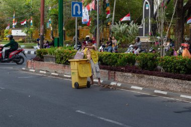 Şehir Temizliğini Sağlayan Kamu İşçisi - Mataram, Lombok, Endonezya 24 Ağustos 2024