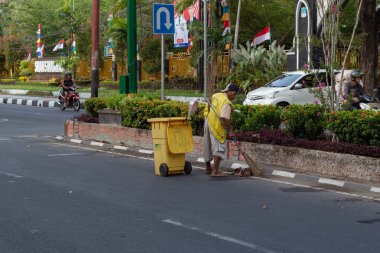 Şehir Temizliğini Sağlayan Kamu İşçisi - Mataram, Lombok, Endonezya 24 Ağustos 2024