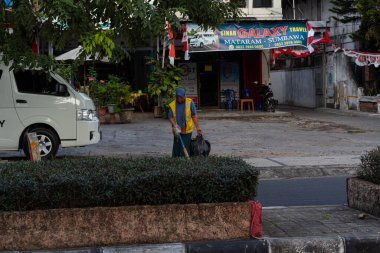 Şehir Temizliğini Sağlayan Kamu İşçisi - Mataram, Lombok, Endonezya 24 Ağustos 2024