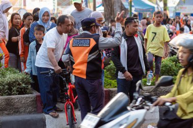 Endonezya 'da Bir Toplantının Ortasında Trafik Yönetimi - Mataram, Lombok, Endonezya 24 Ağustos 2024