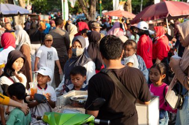 Teras Udayana 'da Halk Meydanı, Mataram, Lombok, Endonezya - 24 Ağustos 2024