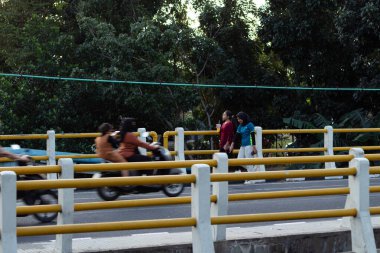 Udayana Mataram, Lombok, Endonezya 'da Bir Köprüde Yürüyen İnsanlar - 24 Ağustos 2024