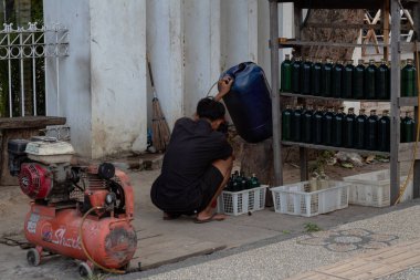 Mataram, Lombok, Endonezya 'da Yerel bir Stall' da Elle Yakıt Dağıtma ve Kompresör - 24 Ağustos 2024