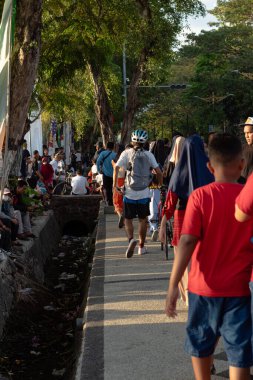 Mataram, Lombok, Endonezya 'daki Udayana Parkı' nda Sabah Yürüyüşçüleri ve Bisikletçiler - 24 Ağustos 2024