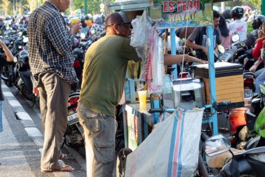 Udayana, Mataram, Lombok, Endonezya 'da Yerel Satıcıyla Günlük Yaşam Sahnesi - 24 Ağustos 2024