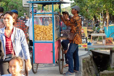 Udayana, Mataram, Lombok, Endonezya 'da Yerel Satıcıyla Günlük Yaşam Sahnesi - 24 Ağustos 2024