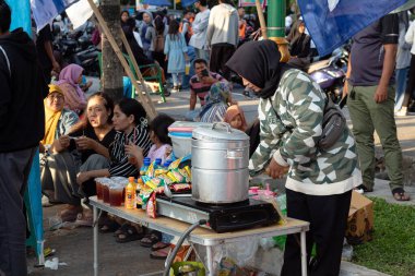 Udayana, Mataram, Lombok, Endonezya 'da Yerel Satıcıyla Günlük Yaşam Sahnesi - 24 Ağustos 2024