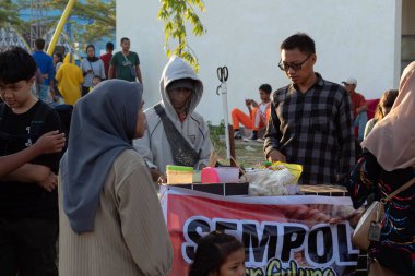 Mataram, Lombok, Endonezya 'daki Teras Udayana Sokak Gıda Satıcısı - 24 Ağustos 2024