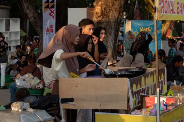 Mataram, Lombok, Endonezya 'daki Teras Udayana Sokak Gıda Satıcısı - 24 Ağustos 2024