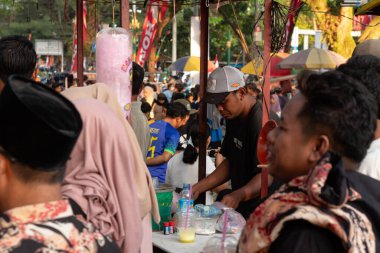 Mataram, Lombok, Endonezya 'daki Teras Udayana Sokak Gıda Satıcısı - 24 Ağustos 2024