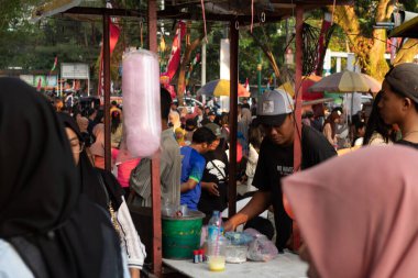 Mataram, Lombok, Endonezya 'daki Teras Udayana Sokak Gıda Satıcısı - 24 Ağustos 2024