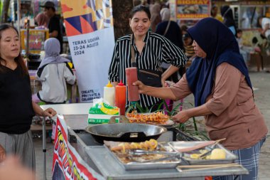 Mataram, Lombok, Endonezya 'daki Teras Udayana Sokak Gıda Satıcısı - 24 Ağustos 2024