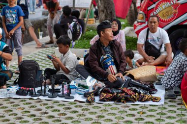 Udayana Mataram, Lombok, Endonezya 'da Malları Gösteren Sokak Satıcısı - 24 Ağustos 2024
