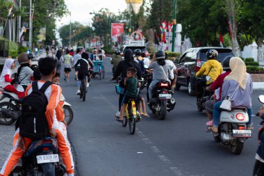 Bir hafta sonu sabah Mataram, Lombok, Endonezya 'da motosiklet ve bisiklete binen çok sayıda insan - 24 Ağustos 2024