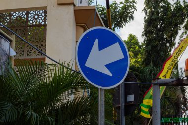 Kentsel Ayarlarda Mavi Sola Dönüş İşareti