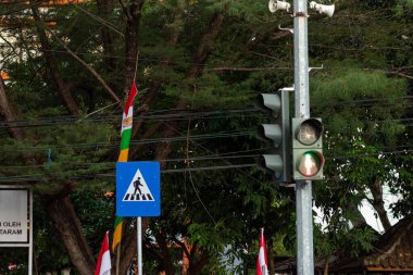 Lüks bir ortamda yaya geçidi tabelası