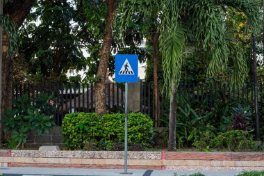 Lüks bir ortamda yaya geçidi tabelası