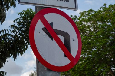 Yeşil Ağaçlara Karşı Sola Dönüş İşareti Yok