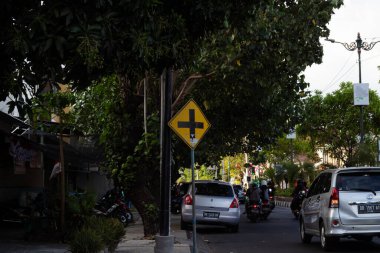 Şehir Caddesinde Kavşak Uyarısı İşareti