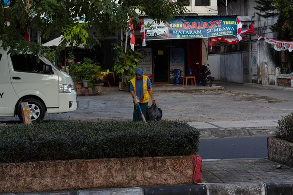 Şehir Temizliğini Sağlayan Kamu İşçisi - Mataram, Lombok, Endonezya 24 Ağustos 2024