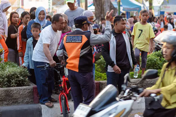 Endonezya 'da Bir Toplantının Ortasında Trafik Yönetimi - Mataram, Lombok, Endonezya 24 Ağustos 2024