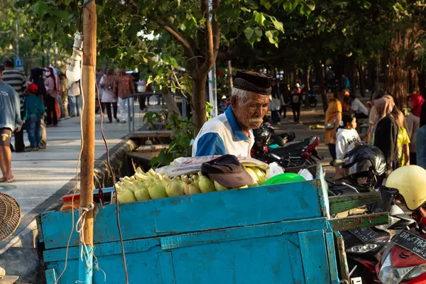 Udayana, Mataram, Lombok, Endonezya 'da Sokak Satıcısı Mısır Satıcısı - 24 Ağustos 2024