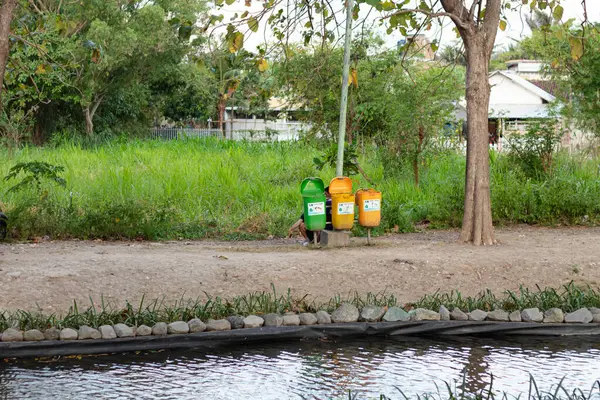Mataram, Lombok, Endonezya 'da Kamu Geri Dönüşüm Kutuları ve Doğal Manzara - 24 Ağustos 2024