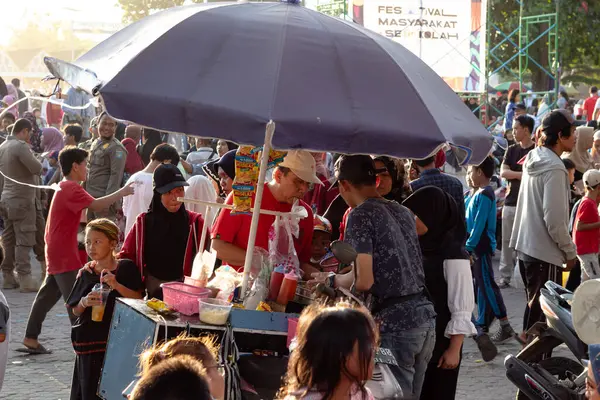 Udayana, Mataram, Lombok, Endonezya 'da Yerel Satıcıyla Günlük Yaşam Sahnesi - 24 Ağustos 2024