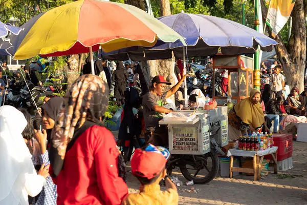 Udayana, Mataram, Lombok, Endonezya 'da Yerel Satıcıyla Günlük Yaşam Sahnesi - 24 Ağustos 2024