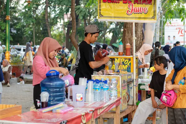 Udayana, Mataram, Lombok, Endonezya 'da Yerel Satıcıyla Günlük Yaşam Sahnesi - 24 Ağustos 2024