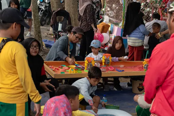 Udayana Mataram, Lombok, Endonezya 'da Kinetik Kum Oynayan Çocuklar - 24 Ağustos 2024