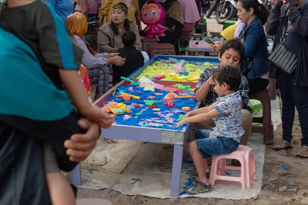 Udayana Mataram, Lombok, Endonezya 'da Kinetik Kum Oynayan Çocuklar - 24 Ağustos 2024