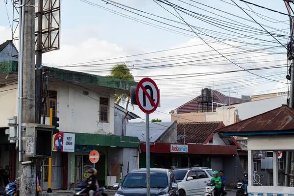 Mataram, Lombok, Endonezya 'da Şehir Kabloları ve Binaları Arasında U Dönüşü İşareti Yok - 24 Ağustos 2024