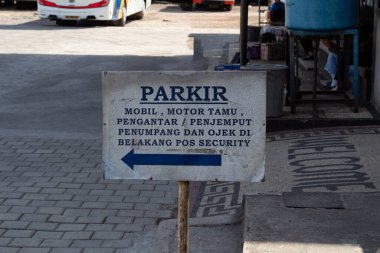 Mataram, Lombok, Endonezya 'daki Endonezya Otopark İşareti - 24 Ağustos 2024