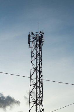 Akşam Gökyüzüne Karşı Telekomünikasyon Kulesi Silüeti