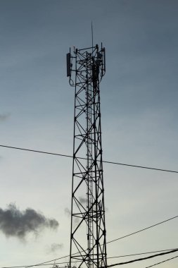 Akşam Gökyüzüne Karşı Telekomünikasyon Kulesi Silüeti
