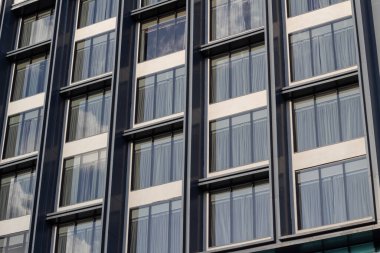 Çağdaş Yükseliş: Geometrik Pencereler ve Tasarım