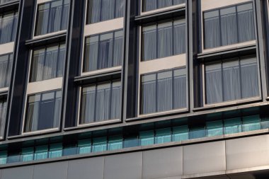 Çağdaş Yükseliş: Geometrik Pencereler ve Tasarım