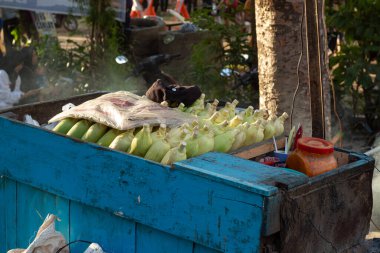Haşlanmış mısır, Mobil Araba 'da geleneksel atıştırmalıkları servis etmeye hazır.