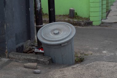Kentsel Atık Yönetimi - Kaldırımdaki Gri Plastik Çöp Kutusu