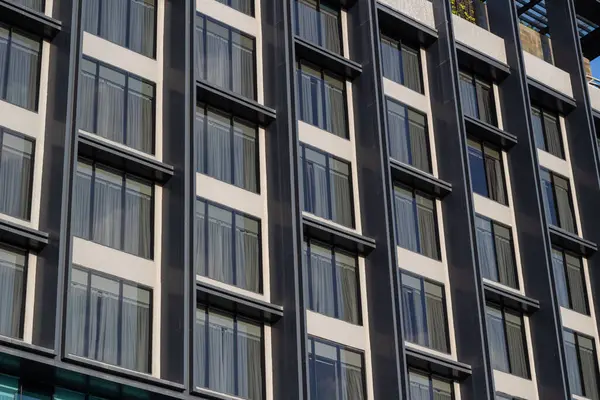 Çağdaş Yükseliş: Geometrik Pencereler ve Tasarım