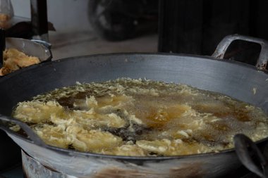 Kızgın yağda pişirilmiş muz kızartma işlemi.