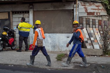 Mataram, Lombok, Endonezya 'da İşe Giden İşçiler 25 Ağustos 2024